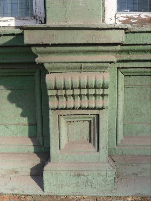 Деревянный классицистический декор, имитирующий формы каменной архитектуры